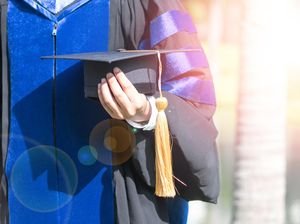 Dilema Identitas di Era Global: Ketika Beasiswa Publik Berbenturan dengan Pilihan Personal